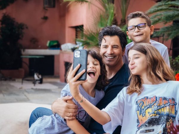 Σάκης Ρουβάς: Δυο φωτογραφίες με διαφορά λίγων ετών – Ποζάρει με την κόρη του και αποθεώνεται