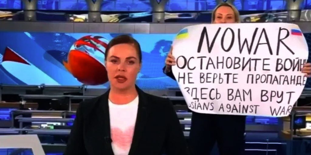 «Ο Πούτιν δεν μπορεί να μας φιμώσει όλους» – Η δημοσιογράφος με το πλακάτ εξομολογείται