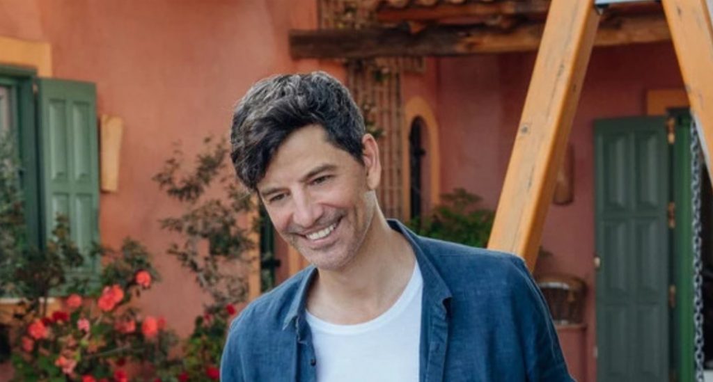 Σάκης Ρουβάς: Αυτός είναι ο μικρότερος αδερφός του – Ακούστε τον να τραγουδάει