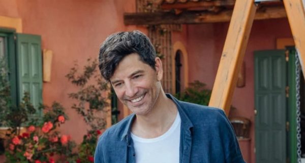 Σάκης Ρουβάς: Αυτός είναι ο μικρότερος αδερφός του – Ακούστε τον να τραγουδάει