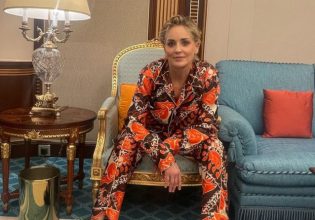 Σάρον Στόουν: Ποζάρει με παραφουσκωμένα χείλη και γιορτάζει τα 65α γενέθλιά της