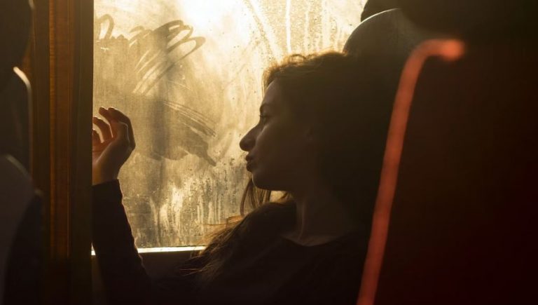 Εμπειρία: «Επιβίωσα από δυστύχημα με τρένο – Γέμισα ενοχές επειδή ζούσα»