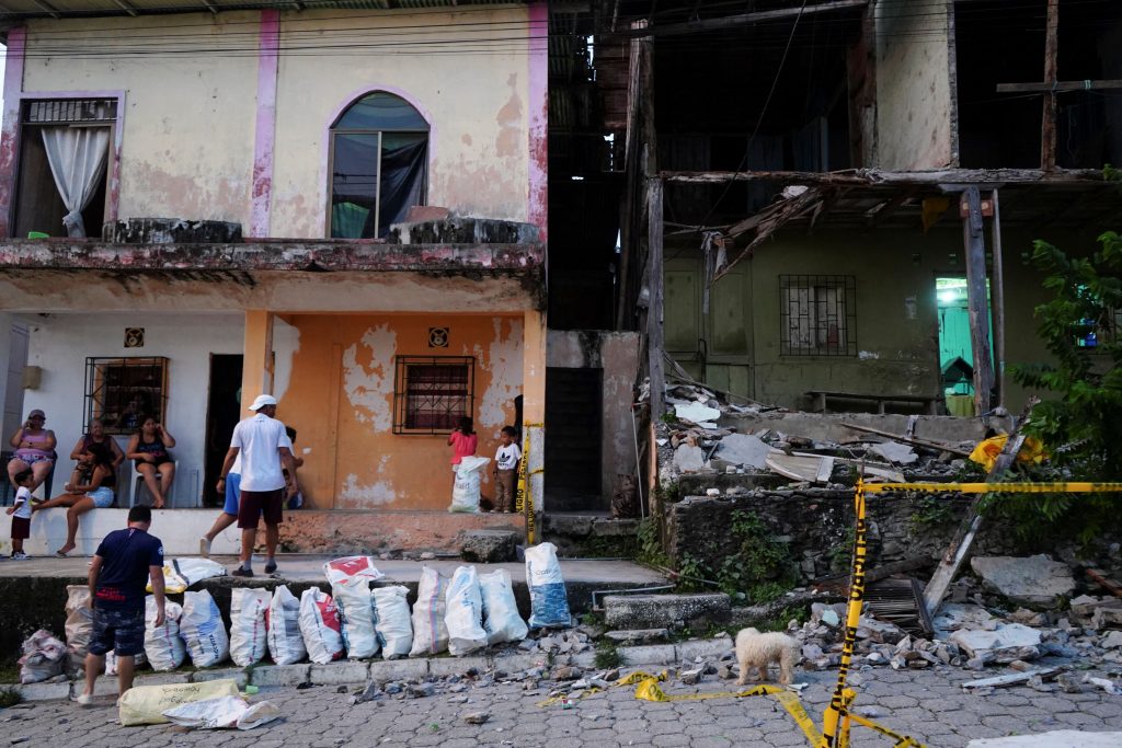 Σεισμός: Νεκροί και τραυματίες μετά τα 6,8 Ρίχτερ στον Ισημερινό