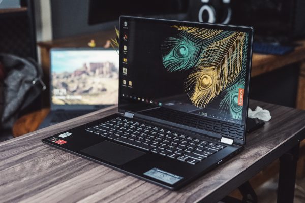 Η Lenovo μόλις ανακοίνωσε το πιο παράξενο – και ενδιαφέρον – laptop που έχεις δει