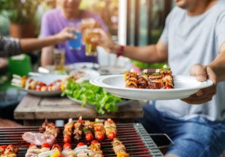 Πασχαλινό τραπέζι: Όσα θα χρειαστείς για να γίνεις μάστορας της σούβλας