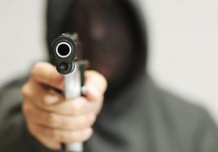Πυροβολισμός στο Λαγονήσι: «Μη μας πυροβολείτε, είμαστε παιδιά» – Ανθρωποκυνηγητό για τον δράστη, τι εξετάζουν οι Αρχές