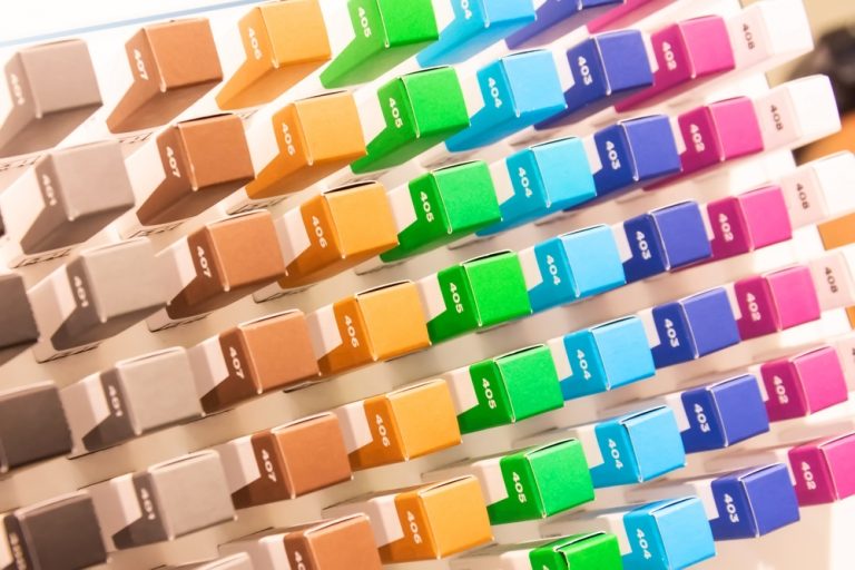 Βαφές μαλλιών: Τι σημαίνουν τέλος πάντων όλα αυτά τα νούμερα;