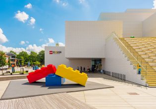 Δεν θα πιστεύεις πώς μοιάζει το κτίριο της LEGO