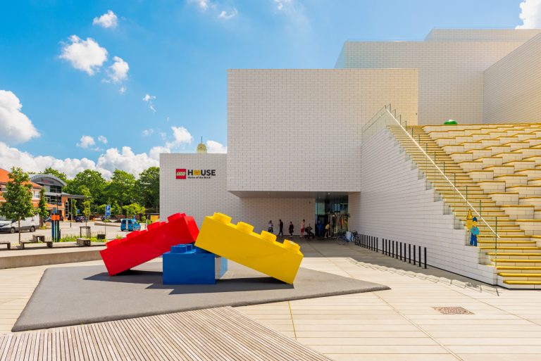 Δεν θα πιστεύεις πώς μοιάζει το κτίριο της LEGO