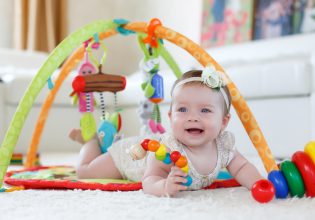 Βρεφικά παιχνίδια: Πώς θα επιλέξετε τα πιο διασκεδαστικά και ασφαλή