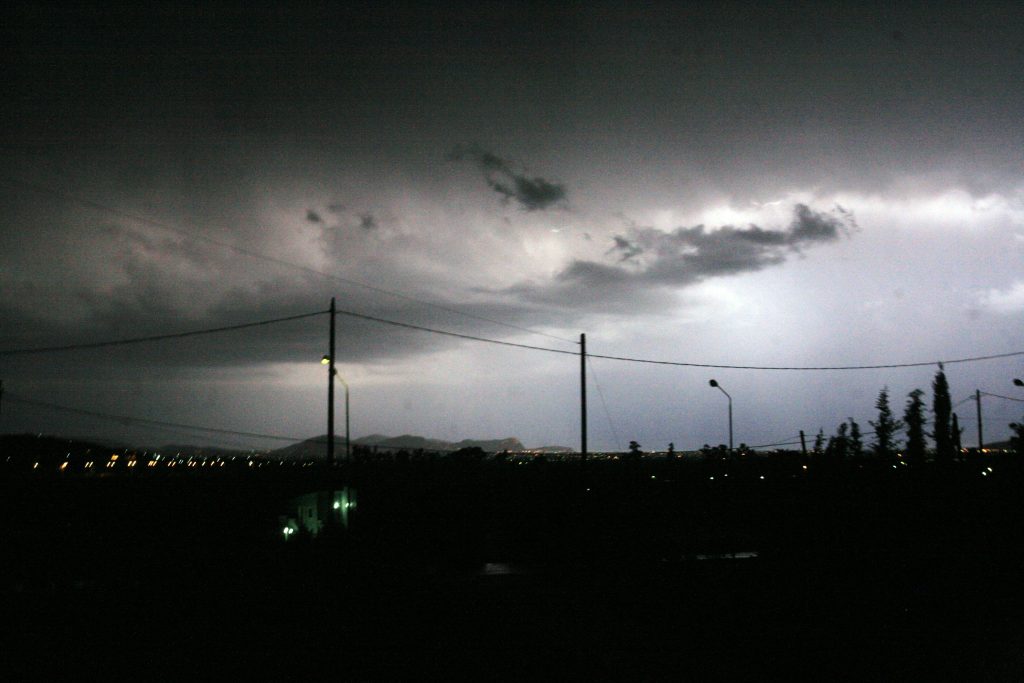 Καιρός: Καταιγίδες, χαλάζι και πτώση της θερμοκρασίας τις επόμενες ώρες
