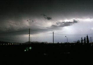 Καιρός: Καταιγίδες, χαλάζι και πτώση της θερμοκρασίας τις επόμενες ώρες