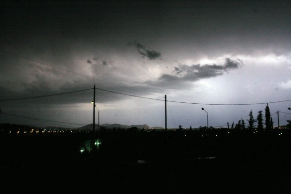 Καιρός: Καταιγίδες, χαλάζι και πτώση της θερμοκρασίας τις επόμενες ώρες