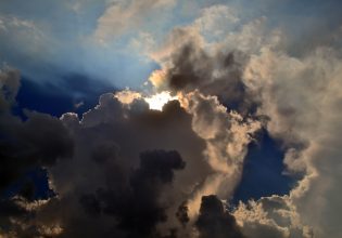 Καιρός: Άστατος ο καιρός σήμερα – Καταιγίδες, χαλάζι και πτώση θερμοκρασίας