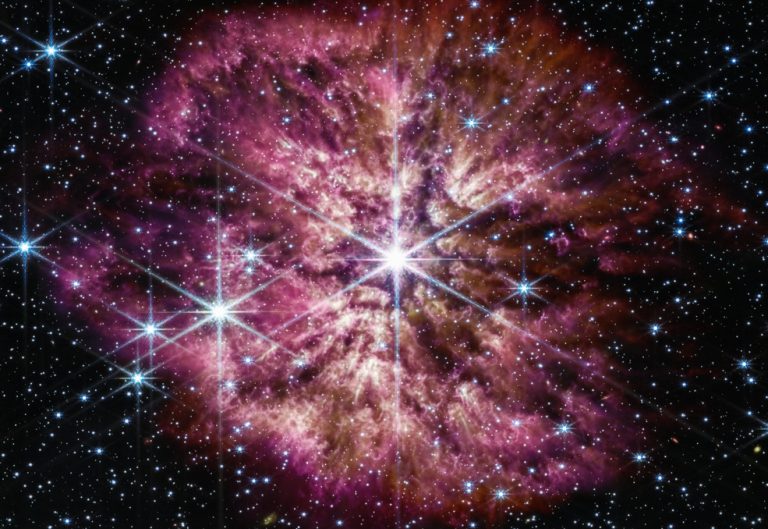 James Webb: Ετοιμοθάνατο άστρο σκίζει τα ρούχα του πριν εκραγεί σε σουπερνόβα