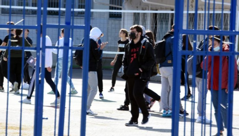 Σχολεία: Τέλος τα μέτρα για τον κοροναϊό – Κανονικά θα υπολογίζονται οι απουσίες για τους μαθητές που νοσούν