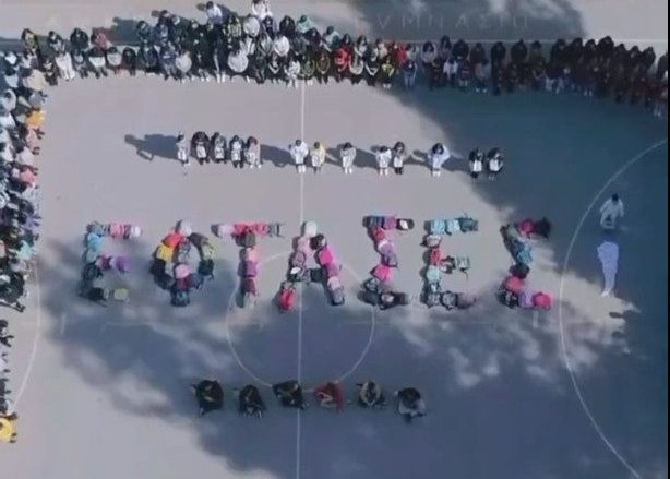 Τέμπη: Συγκινητικό βίντεο – Μαθητές τραγουδούν «Στην Κοιλάδα των Τεμπών»