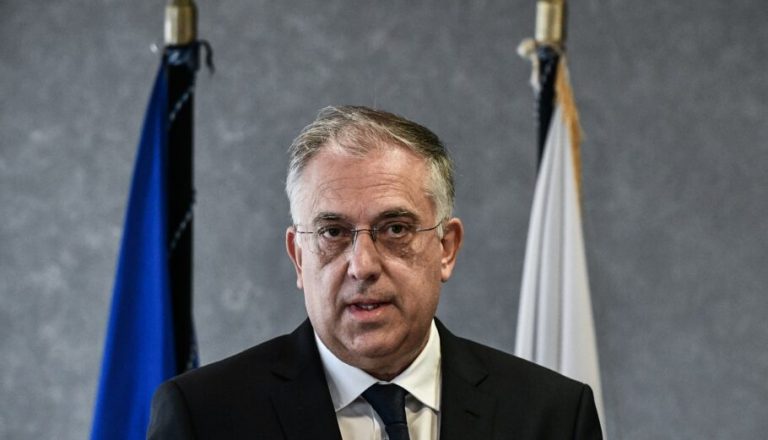 Επίθεση στον Βαρουφάκη: Τηλεφώνημα και ευχές από τον Θεοδωρικάκο για ταχεία ανάρρωση