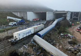 Τέμπη: Ζητούν νέα εξέταση DNA οι οικογένειες των θυμάτων – Καταθέτουν μήνυση στον Κώστα Καραμανλή