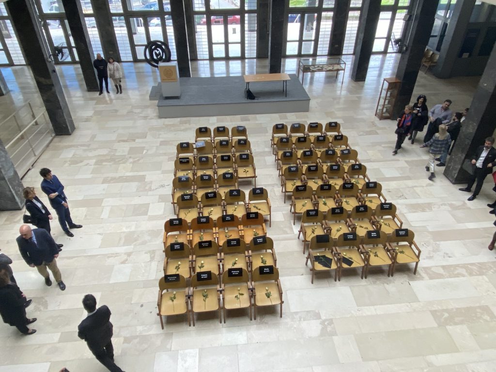Τέμπη: Λευκά τριαντάφυλλα σε 57 άδειες καρέκλες – Σιωπηρή διαμαρτυρία στα Δικαστήρια Θεσσαλονίκης