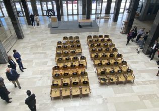 Τέμπη: Λευκά τριαντάφυλλα σε 57 άδειες καρέκλες – Σιωπηρή διαμαρτυρία στα Δικαστήρια Θεσσαλονίκης