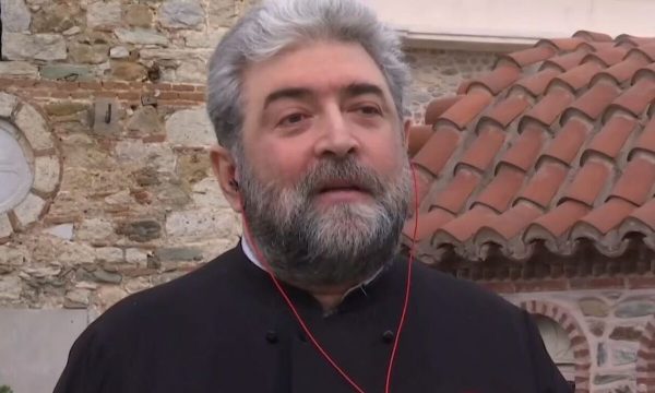 Τέμπη: «Κάθε μέρα αυτή τη βδομάδα κάνω κηδείες παιδιών που είχα βαπτίσει» – Συγκλονίζει ιερέας