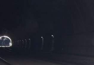 Τέμπη: Εικόνες διάλυσης στη σιδηροδρομική σήραγγα – Άδειες πυροσβεστικές φωλιές και ανύπαρκτος φωτισμός