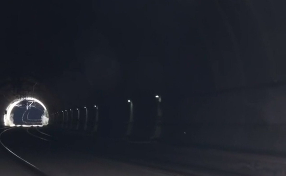 Τέμπη: Εικόνες διάλυσης στη σιδηροδρομική σήραγγα - Άδειες πυροσβεστικές φωλιές και ανύπαρκτος φωτισμός