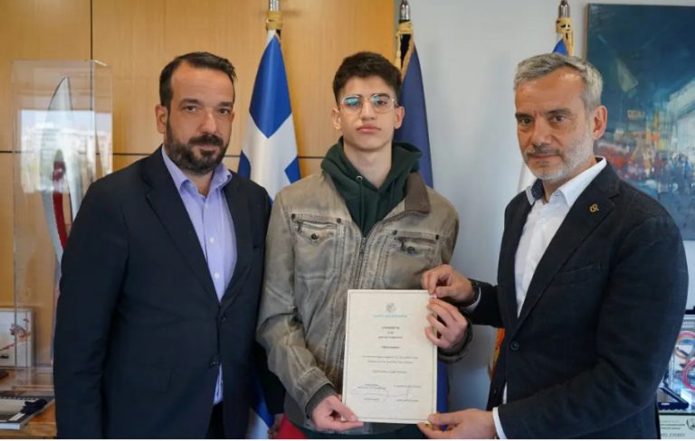 Βραβεύτηκε ο 18χρονος Άγγελος που έσωσε δεκάδες ζωές στα Τέμπη