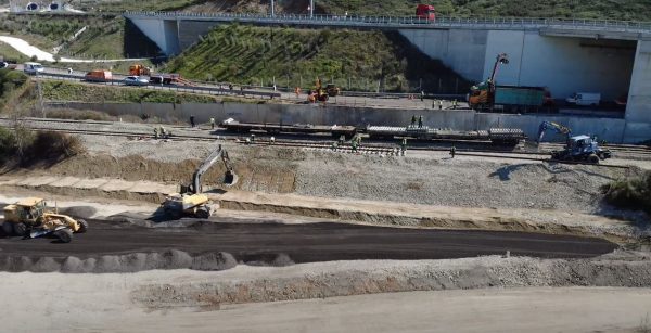 Τέμπη: Απομακρύνθηκαν τα βαγόνια των δύο  αμαξοστοιχιών που συγκρούστηκαν