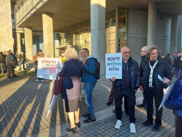 Θεσσαλονίκη: Ένταση στο δημοτικό συμβούλιο – Πολίτες σήκωσαν πλακάτ κατά της κοπής δέντρων