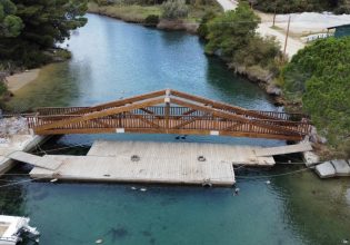 Τοποθετήθηκε η νέα πεζογέφυρα στις Κουκουναριές της Σκιάθου