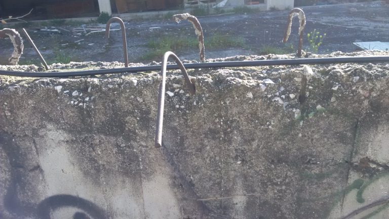 Φούρεσι: Σοβαρός κίνδυνος από μαντρότοιχο εγκαταλελειμμένου κτιρίου