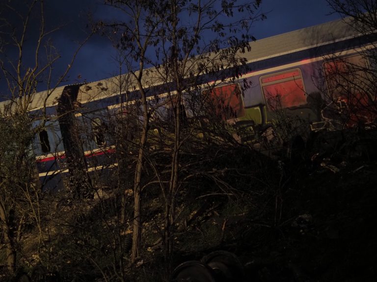 Εκτροχιασμός τρένου: «Θερμοκρασίες μέχρι 1.500 βαθμούς στα πρώτα τρία βαγόνια που συγκρούστηκαν»