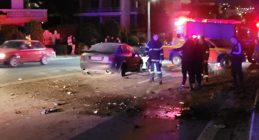 Σοβαρό τροχαίο στη Βάρκιζα  – Αυτοκίνητο καρφώθηκε σε κολώνα