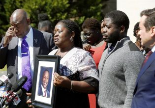 ΗΠΑ: «Επνιξαν το μωρό μου» – Μαύρος πεθαίνει από ασφυξία με «επτά αστυνομικούς πάνω» του