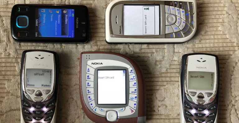 Τα «χαζά» τηλέφωνα αυξάνονται – Η γενιά Z προσπαθεί να περιορίσει τον χρόνο στην οθόνη