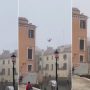 Βουτιά από τον 3ο όροφο σε κανάλι στη Βενετία – Τον περιμένει «πιστοποιητικό βλακείας» και κλωτσιές από τον δήμαρχο