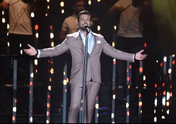 Νίκος Βέρτης: Τραγούδησε στο μαγαζί όπου εμφανίζεται μετά τη τραγωδία στα Τέμπη – Η ανακοίνωση για τα έσοδα