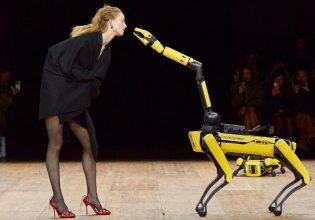 Μοντέλα και ρομπότ μοιράζονται την πασαρέλα στην επίδειξη μόδας Coperni