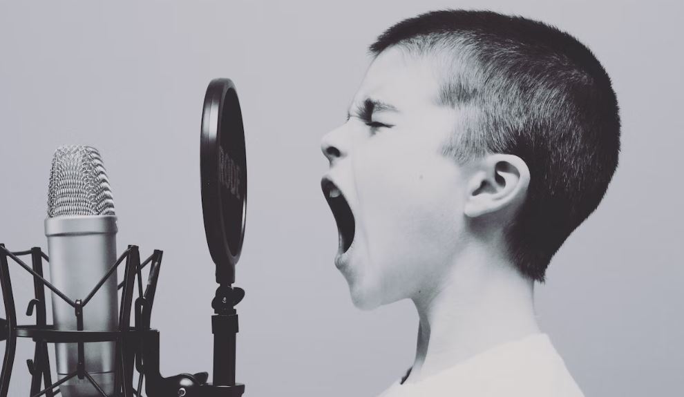 Γιατί μερικές γυναίκες στις ΗΠΑ θέλουν οι άνδρες με podcast να «κατεβάσουν τα μικρόφωνα»