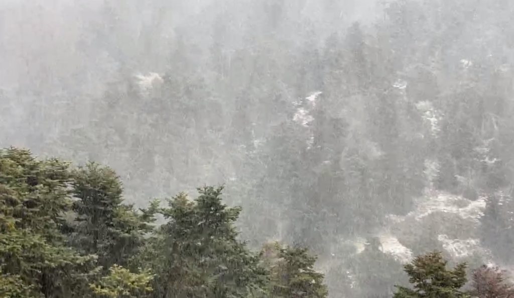 Έφτασε στην Αττική η κακοκαιρία εξπρές – Χιονοκαταιγίδα στην Πάρνηθα