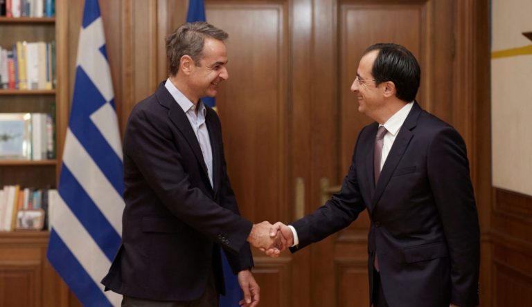 Συνάντηση Μητσοτάκη – Χριστοδουλίδη στο Μέγαρο Μαξίμου – Θα ακολουθήσουν δηλώσεις και γεύμα