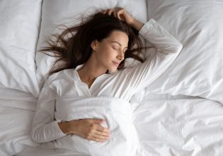 Ερευνα:  Ο πολύ λίγος ή ο υπερβολικός ύπνος αυξάνουν τον κίνδυνο λοίμωξης