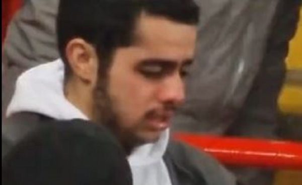 Δεν άντεξε και έβαλε τα κλάματα μετά την εφτάρα οπαδός της Γιουνάιτεντ (vid)