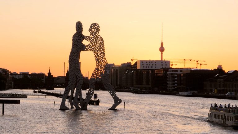 «Με δύο βαλίτσες»: Ενα ντοκιμαντέρ για την ελληνογερμανική κουλτούρα