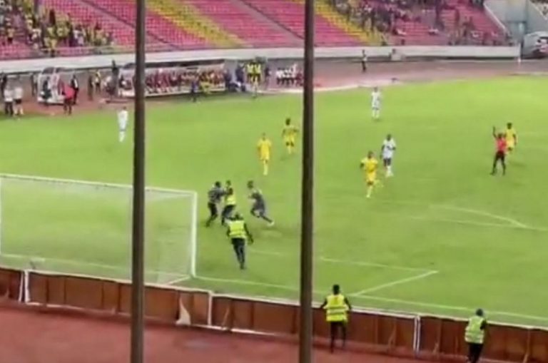 Επίθεση οπαδού σε τερματοφύλακα στο αφρικάνικο Champions League (vid)