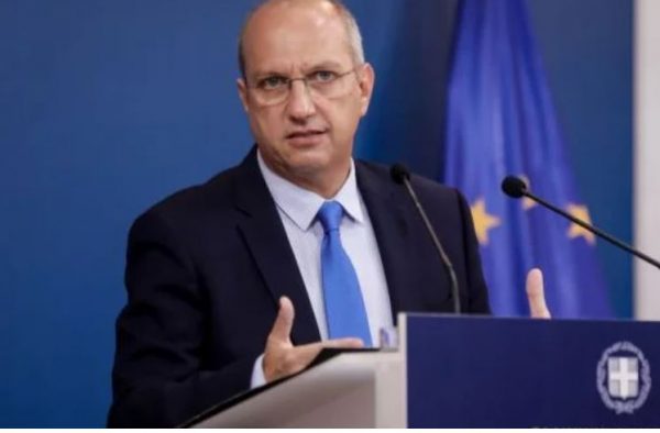 Γιάννης Οικονόμου: Δείτε live την ενημέρωση των πολιτικών συντακτών