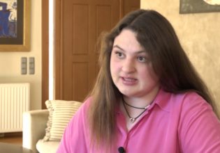 Άρια Παπανικολάου: Ένα κορίτσι με αυτισμό δίνει μαθήματα ζωής