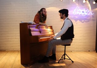 «Φουαγιέ» στο θέατρο «Τζένη Καρέζη»: Μια παράσταση γεμάτη μουσική